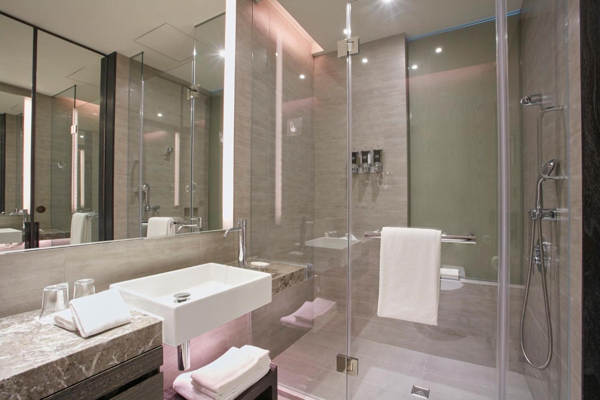 Humble House Taipei, Curio Collection By Hilton Hotel Exterior foto A bathroom in a hotel
