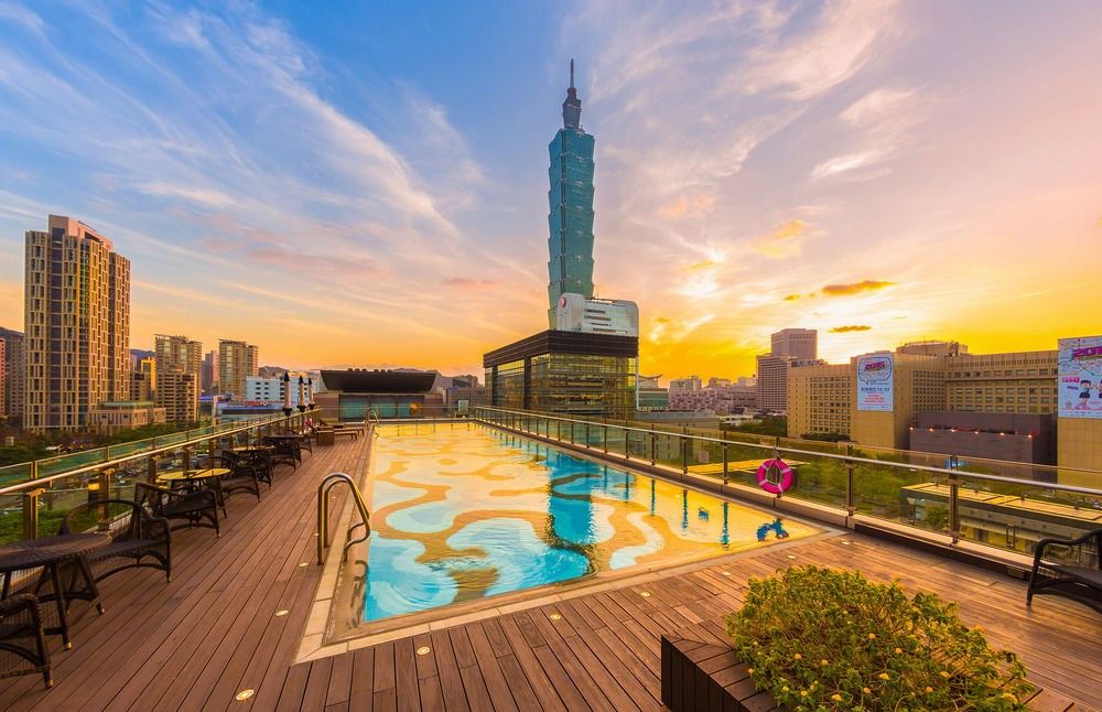 Humble House Taipei, Curio Collection By Hilton Hotel Exterior foto View of Taipei 101 from the rooftop pool