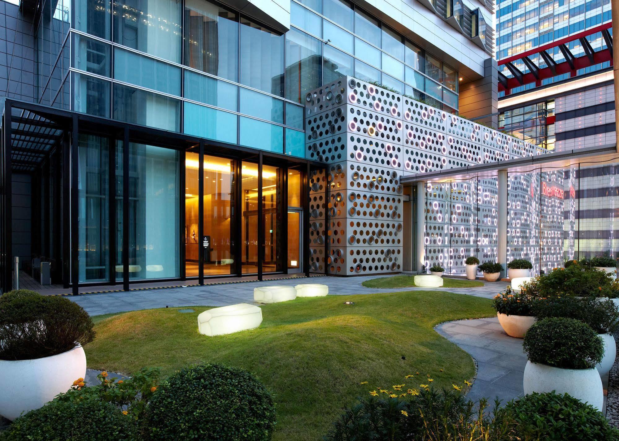 Humble House Taipei, Curio Collection By Hilton Hotel Exterior foto The hotel's entrance