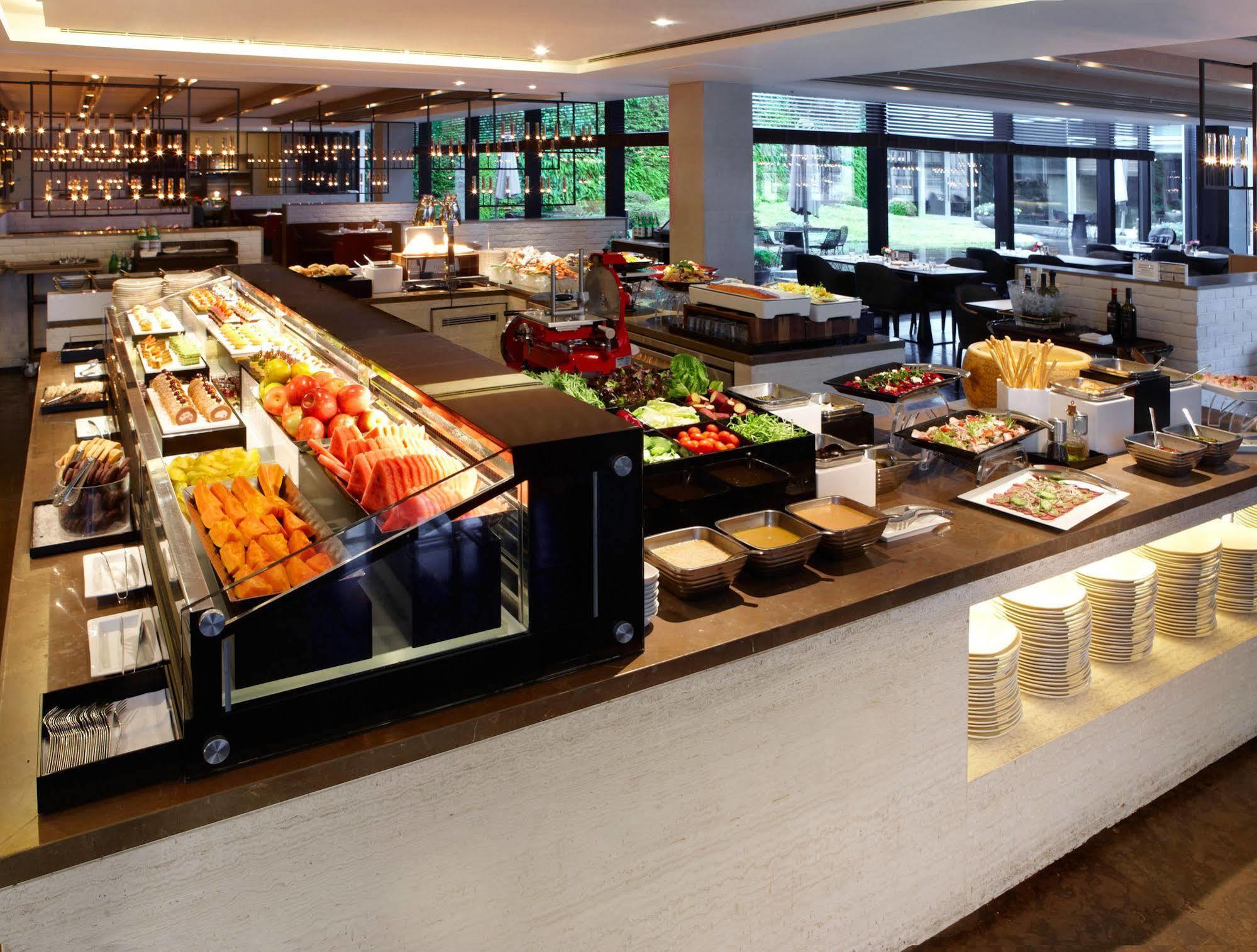 Humble House Taipei, Curio Collection By Hilton Hotel Exterior foto A buffet at a restaurant