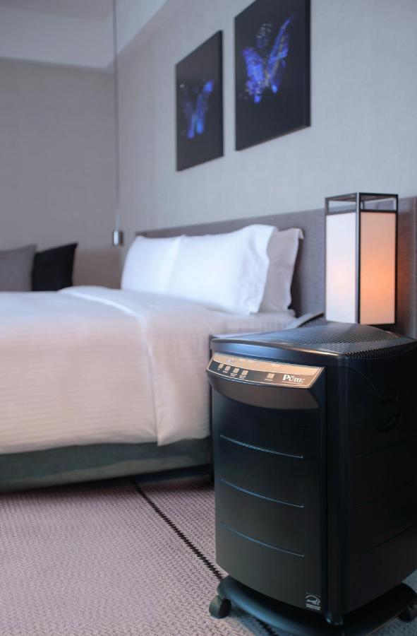 Humble House Taipei, Curio Collection By Hilton Hotel Exterior foto A portable air purifier in a hotel room